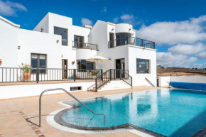 Villa Montaña Lanzarote - Large Private Pool - Sleeps 10, El Mojón